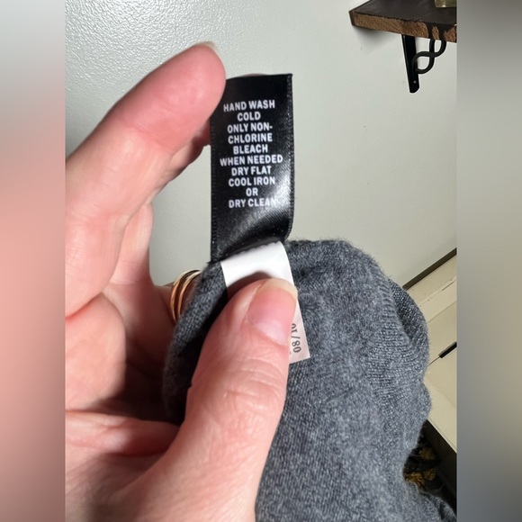 Banana Republic XS 100% merino wool gray sweater vest. EXCELLENT condition! - Picture 6 of 6